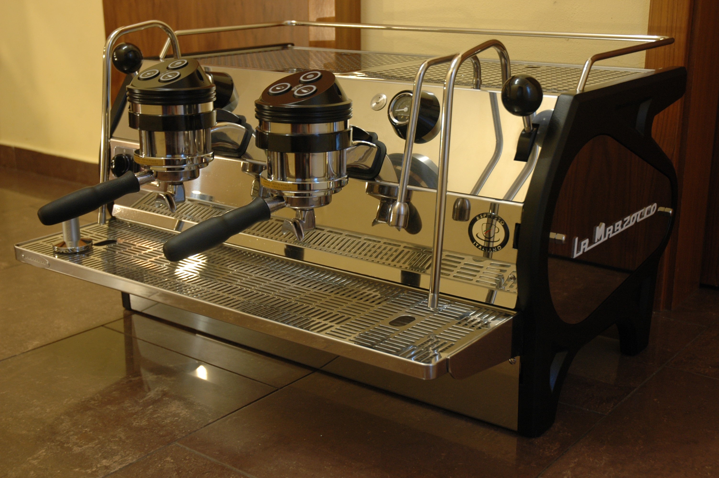 Profesionální kávovar La Marzocco STRADA AV 2g Anniversary 90 - předváděcí veletržní kus, jako nový!!!